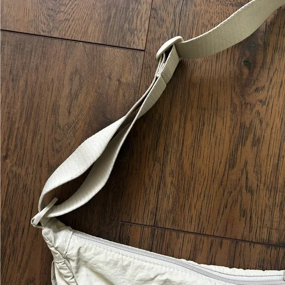 Uniqlo Cream Crescent Crossbody Bag - Picture 2 of 4